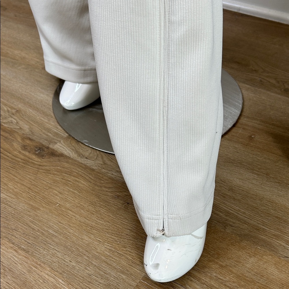 Lululemon Athletica Women’s Cream Stretch Pants - Picture 4 of 11